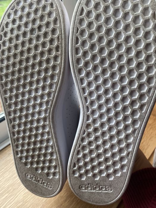 Tenis branco adidas ,com verde