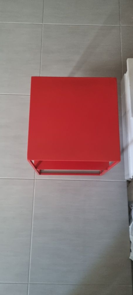 Mesa de apoio vermelha em ferro