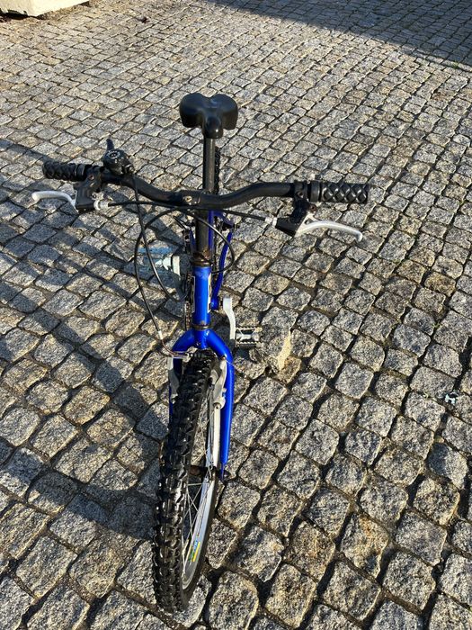 Bicicleta com algumas marcas de uso