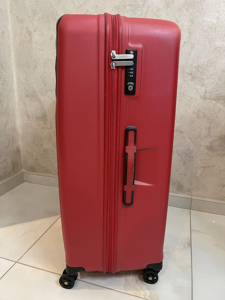 Валіза від бренду American Tourister красивого червоного кольору