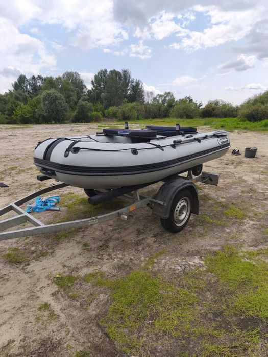 Лодка с лафетом и мотором
