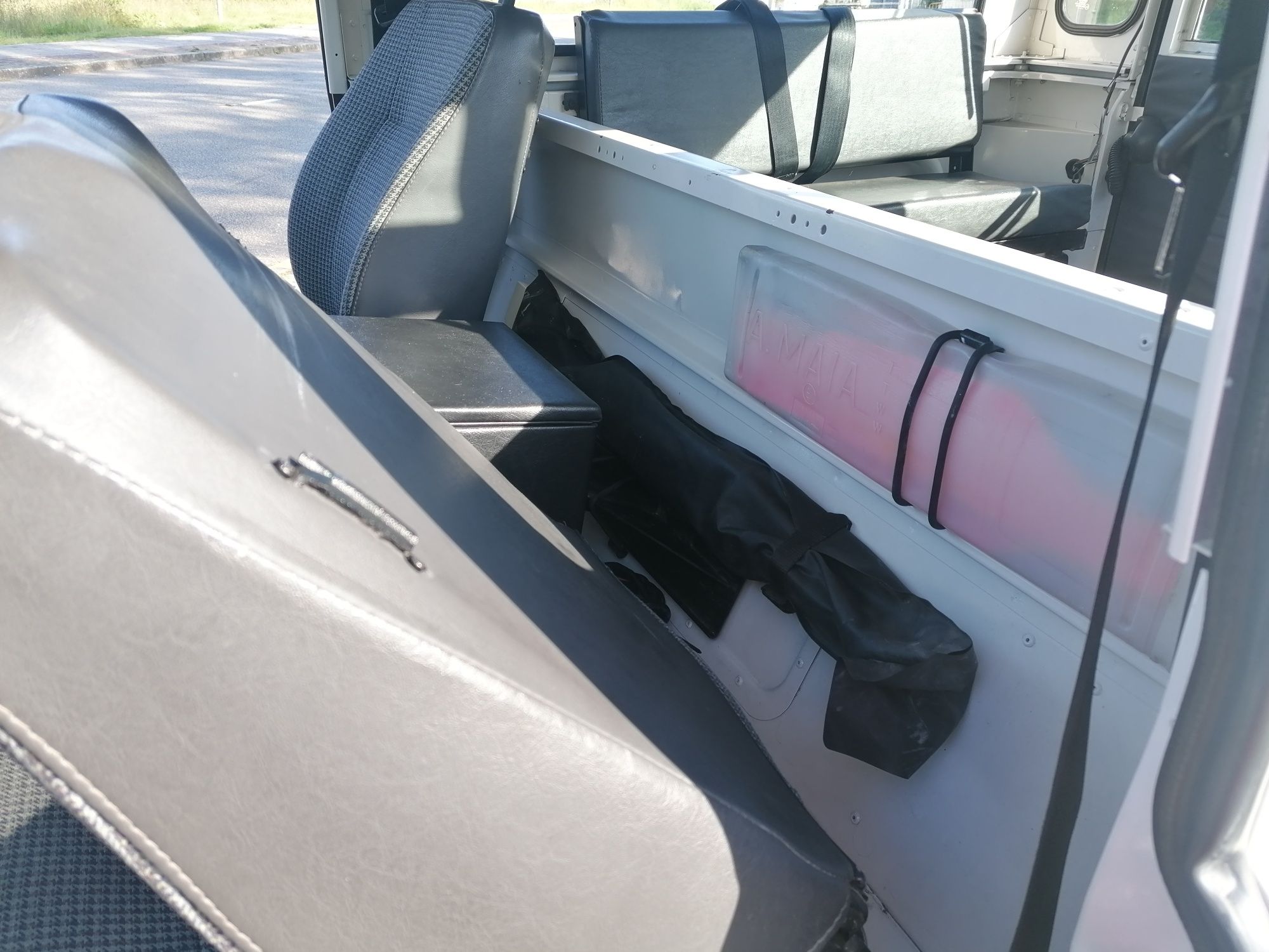Land Rover Defender 90 2.5 300 TDi - 6 Lugares de Livrete