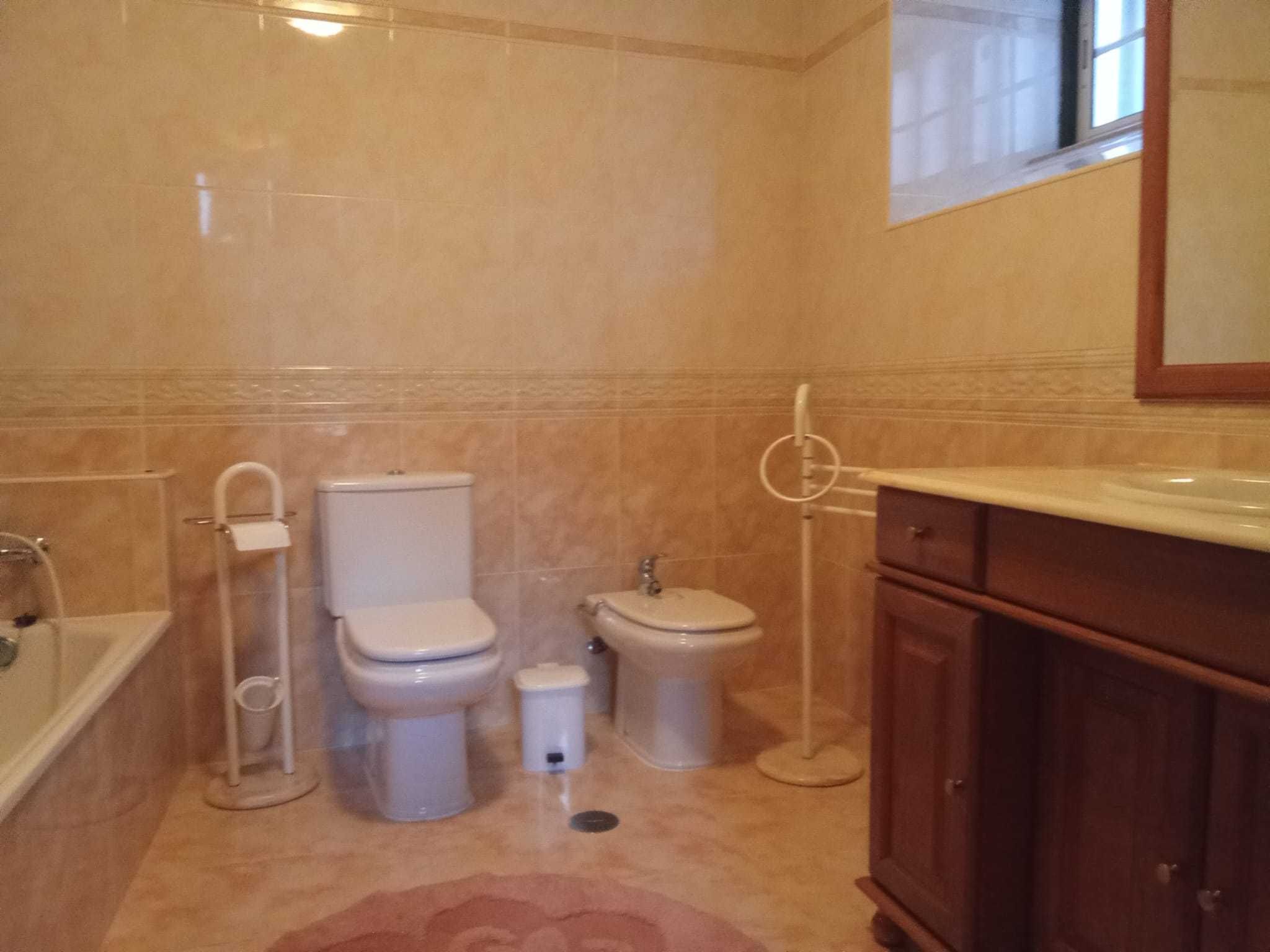 Casa T5, localizada em Pedrogão de São Pedro