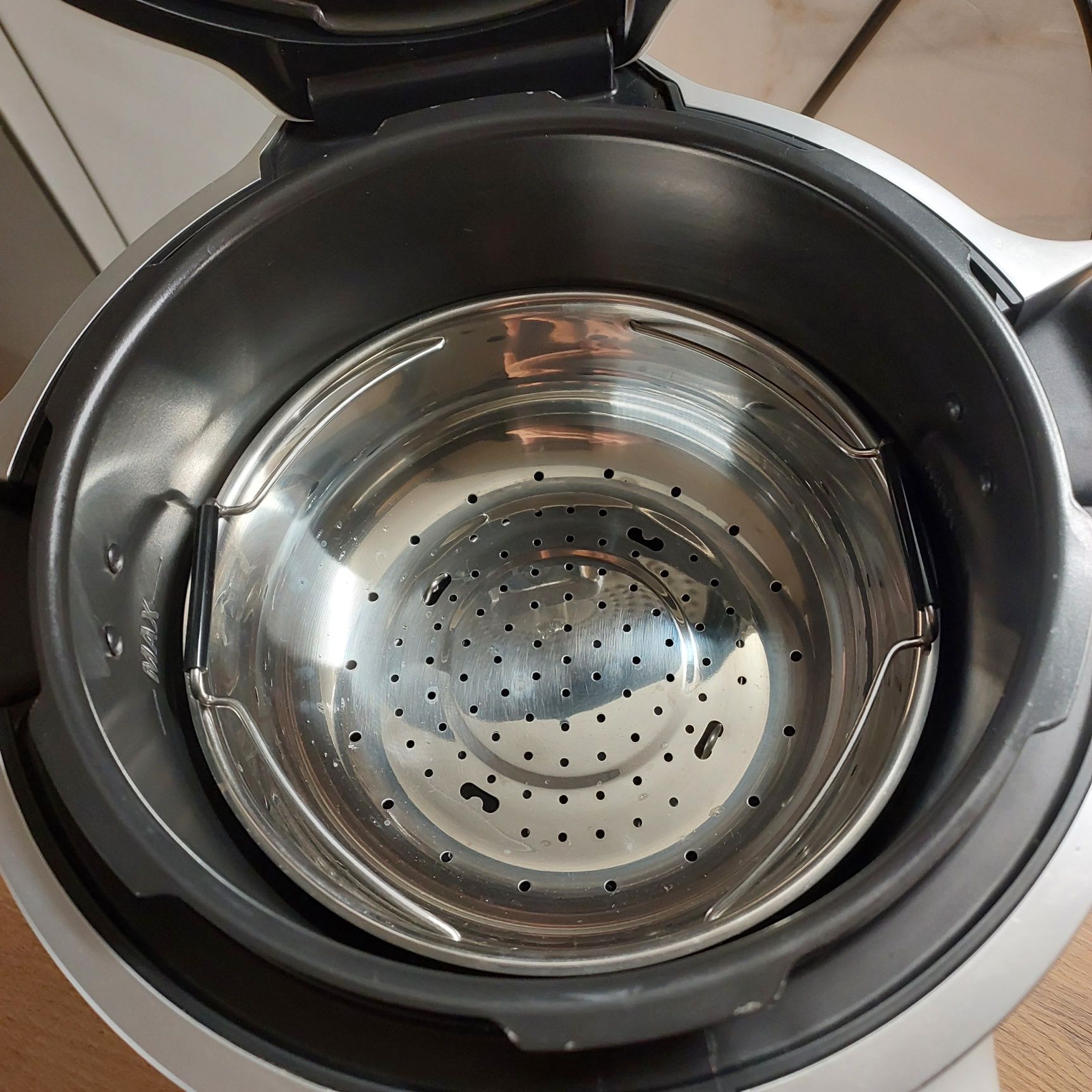 Multicooker Tefal Cook4me Touch Pro z  Wi-Fi, z wbudowaną wagą.