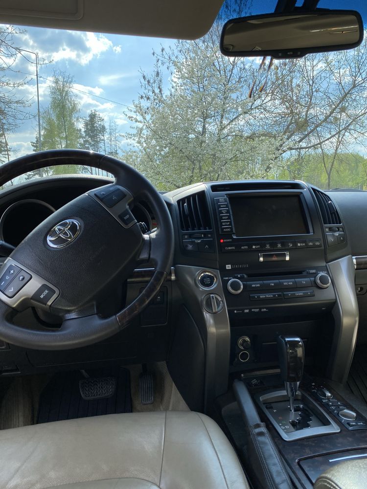 Toyota Land Cruiser  2011