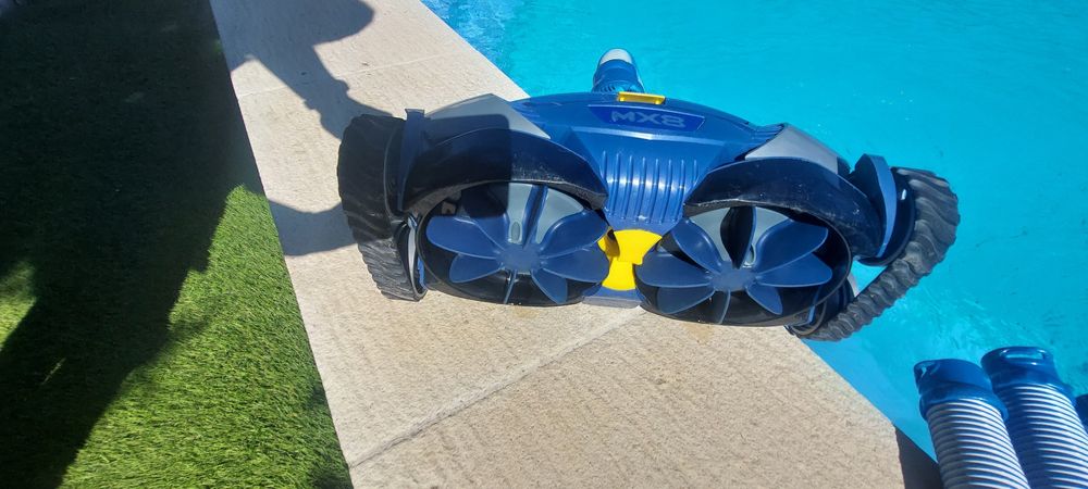 Aspirador de piscina ZODIAC MX8  limpa paredes e fundo