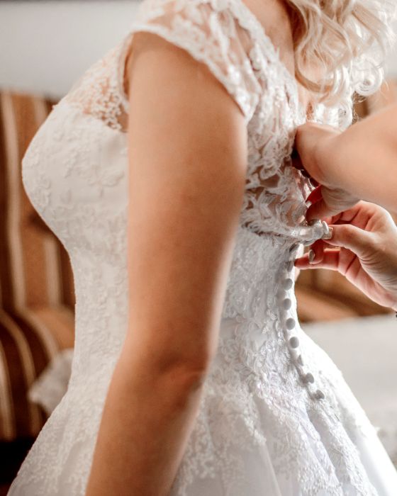 Biała, błyszcząca, delikatna suknia ślubna
