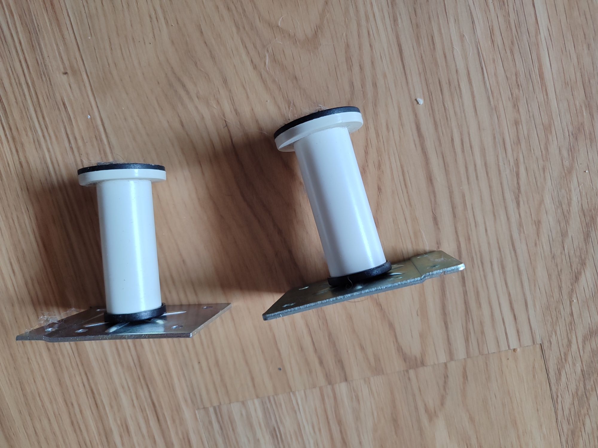2 pés brancos ikea