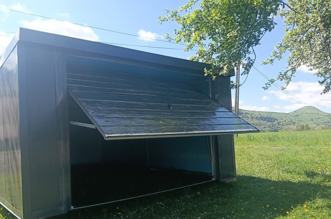 Garaż ocieplany z płyt warstwowych 4x6