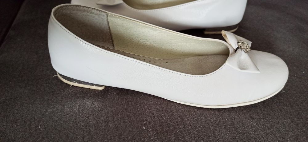Baleriny białe z ozdobną kokardką
