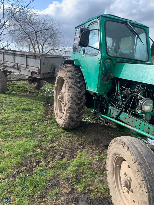 Трактор ЮМЗ 6 в робочому стані
