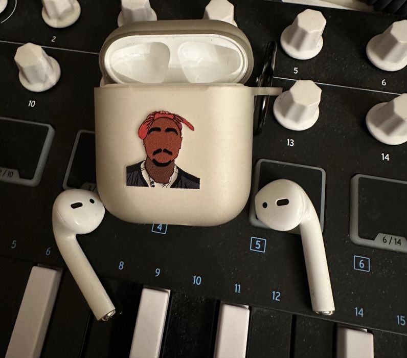 Airpods2 и Airpods 3 magsafe Кейс оригинал!A2566 комплект!