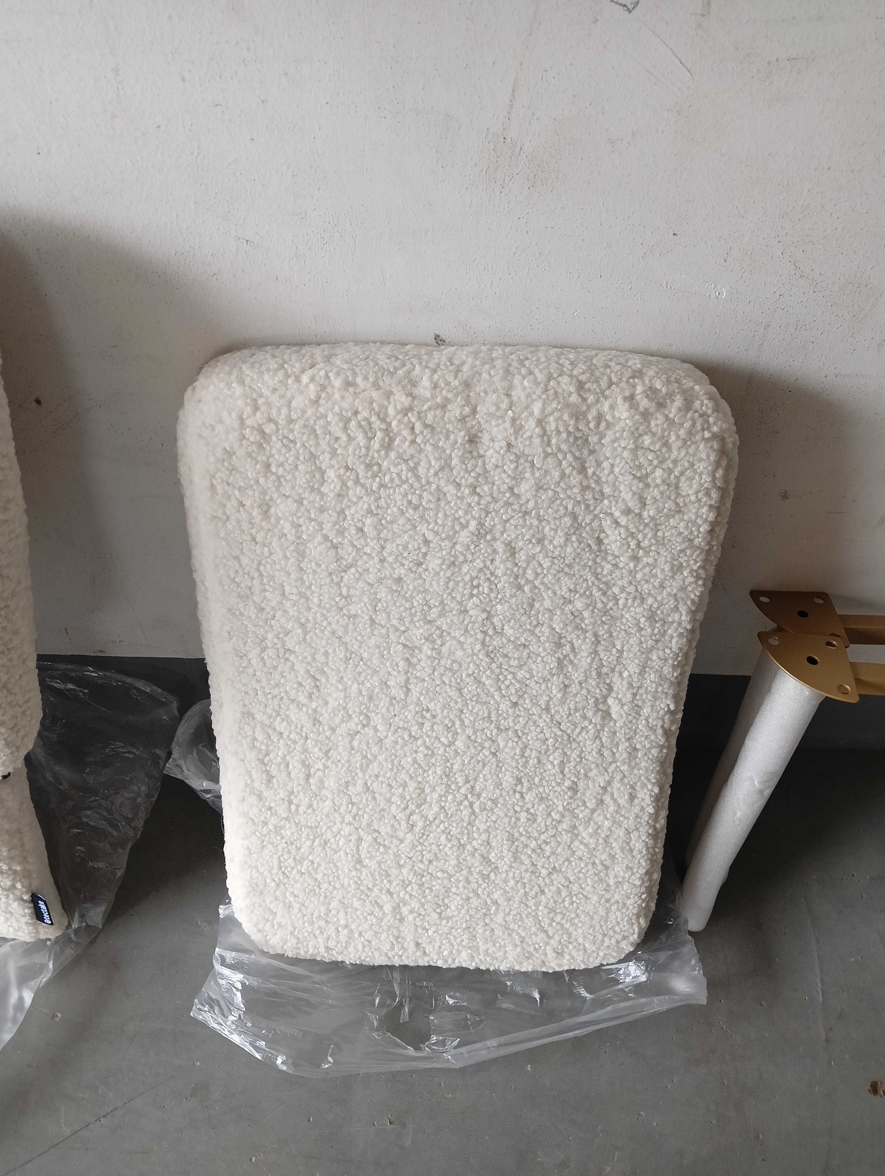 Fotel Hygge Bouclé kremowy/złoty Ze stołkiem OUTLET