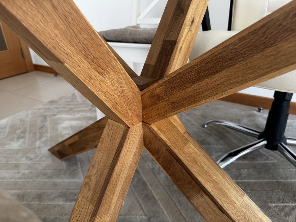 Mesa de jantar de vidro temperado e pes em carvalho maciço