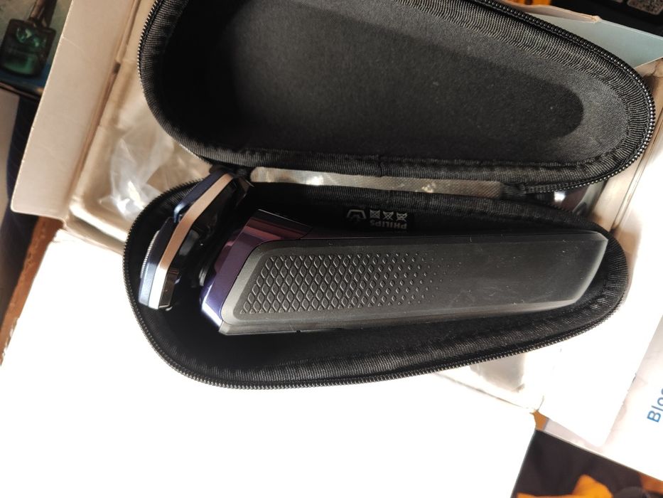 Електробритва Philips S7885/85 у максимальній комплектації