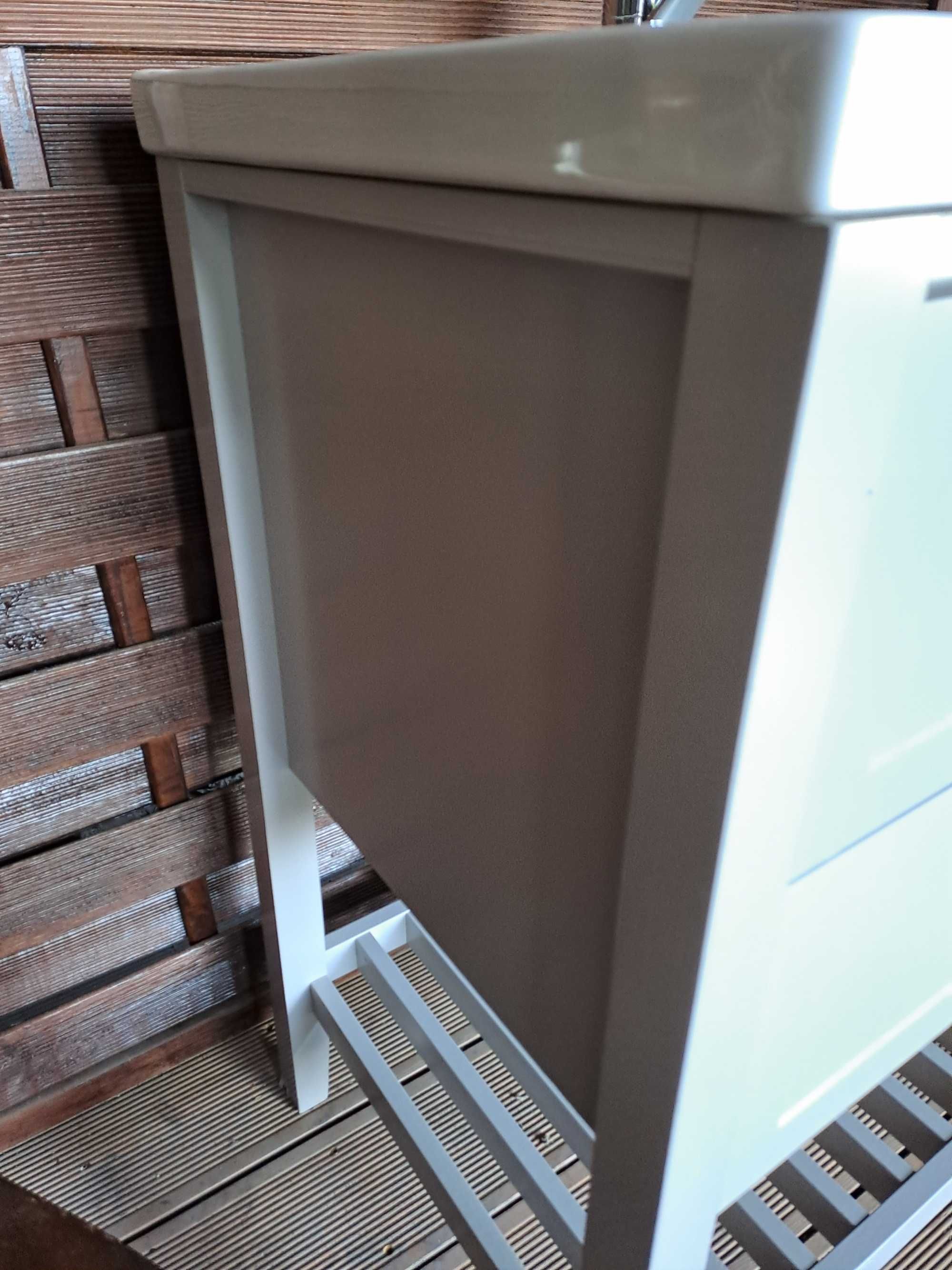 Szafka pod umywalkę GoodHome Perma 60 cm szara razem z umywalką.