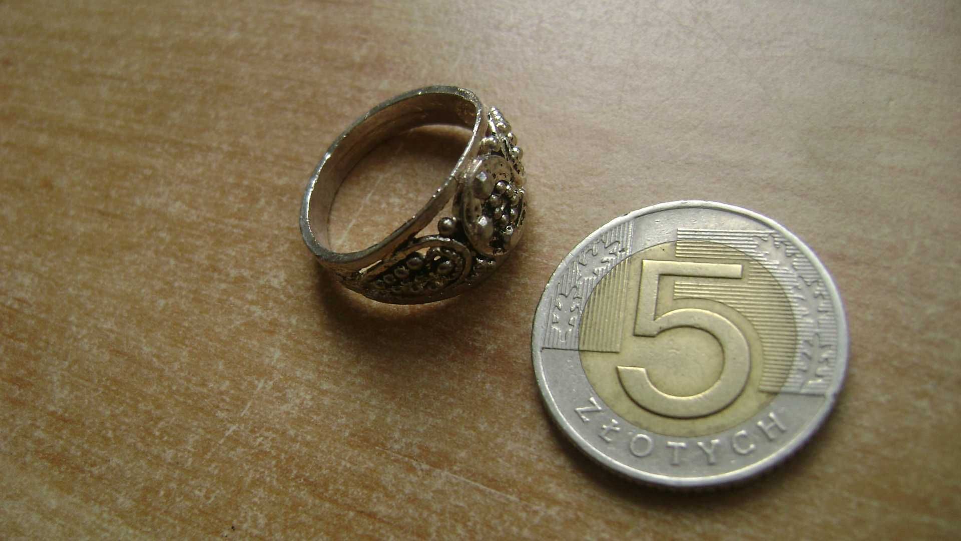 Starocie z PRL - Biżuteria = Pierścionek metalowy rozmiar 17