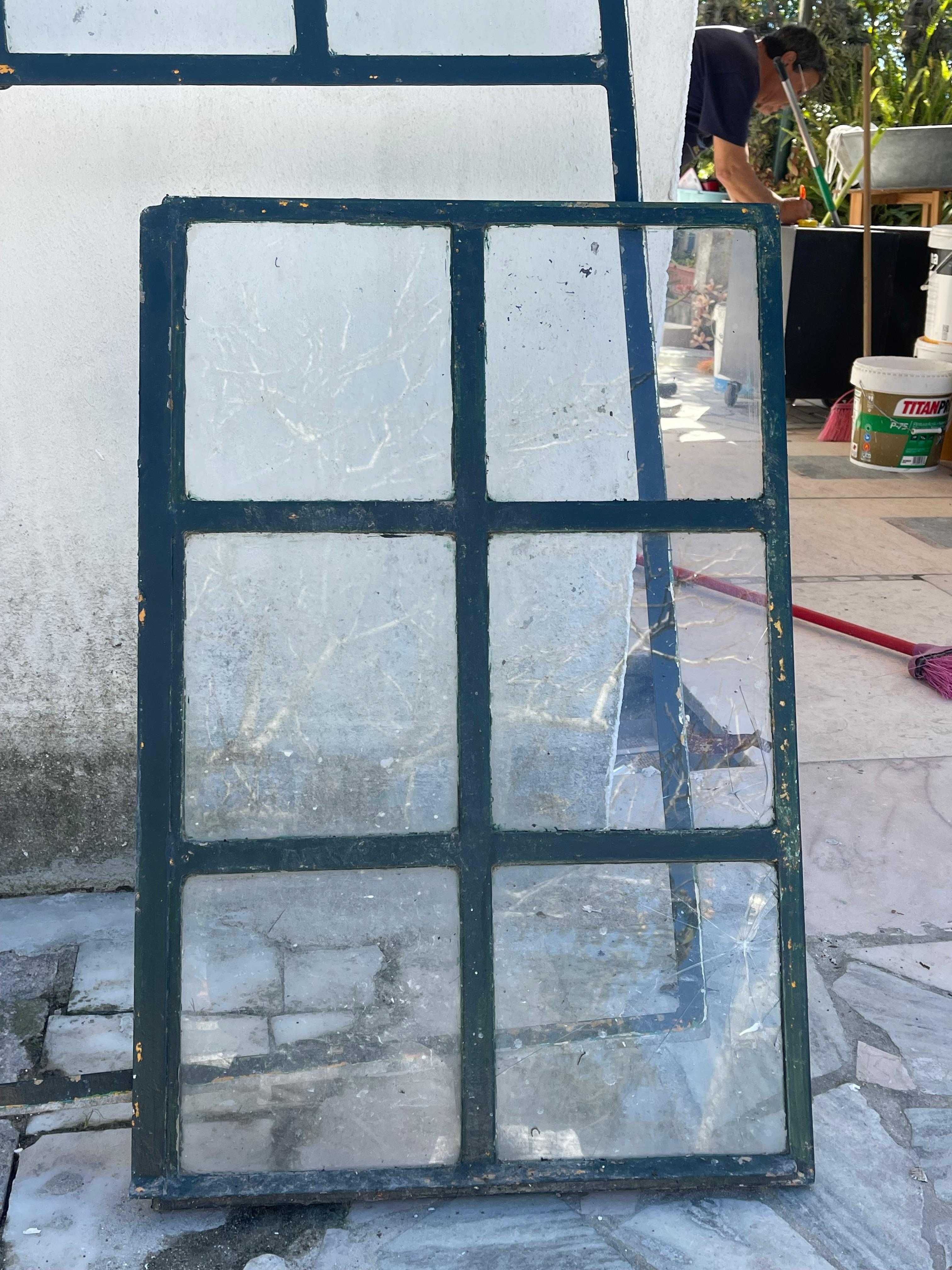 Estrutura de ferro com 2 janelas