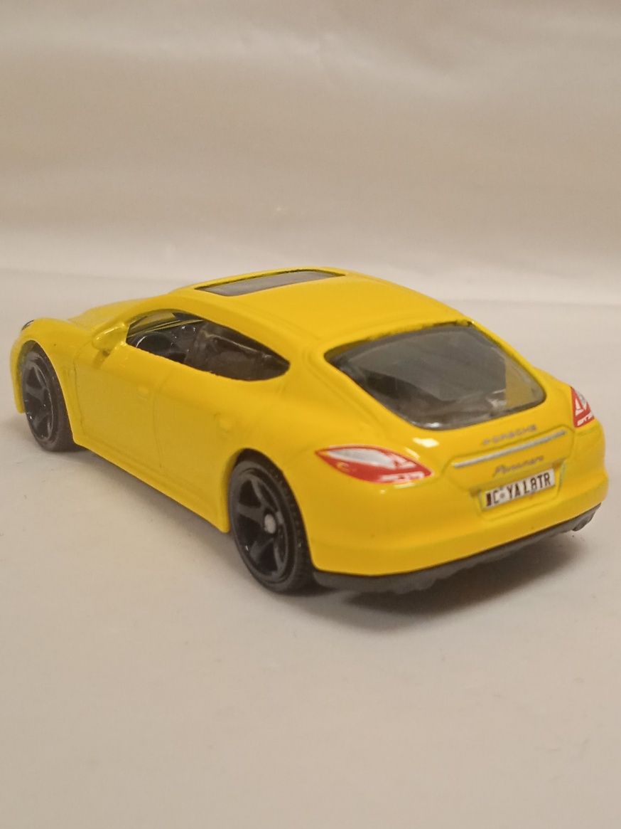 Porsche Panamera 2010 Matchbox żółty