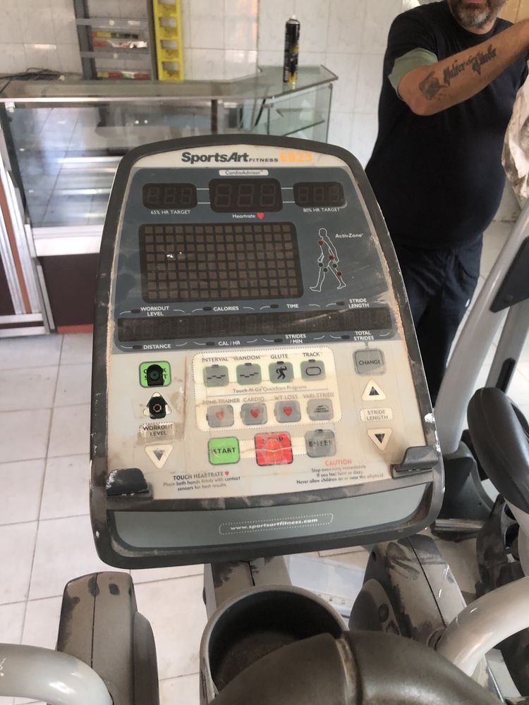 2 Máquinas Elípticas Profissionais – SportsArt E825