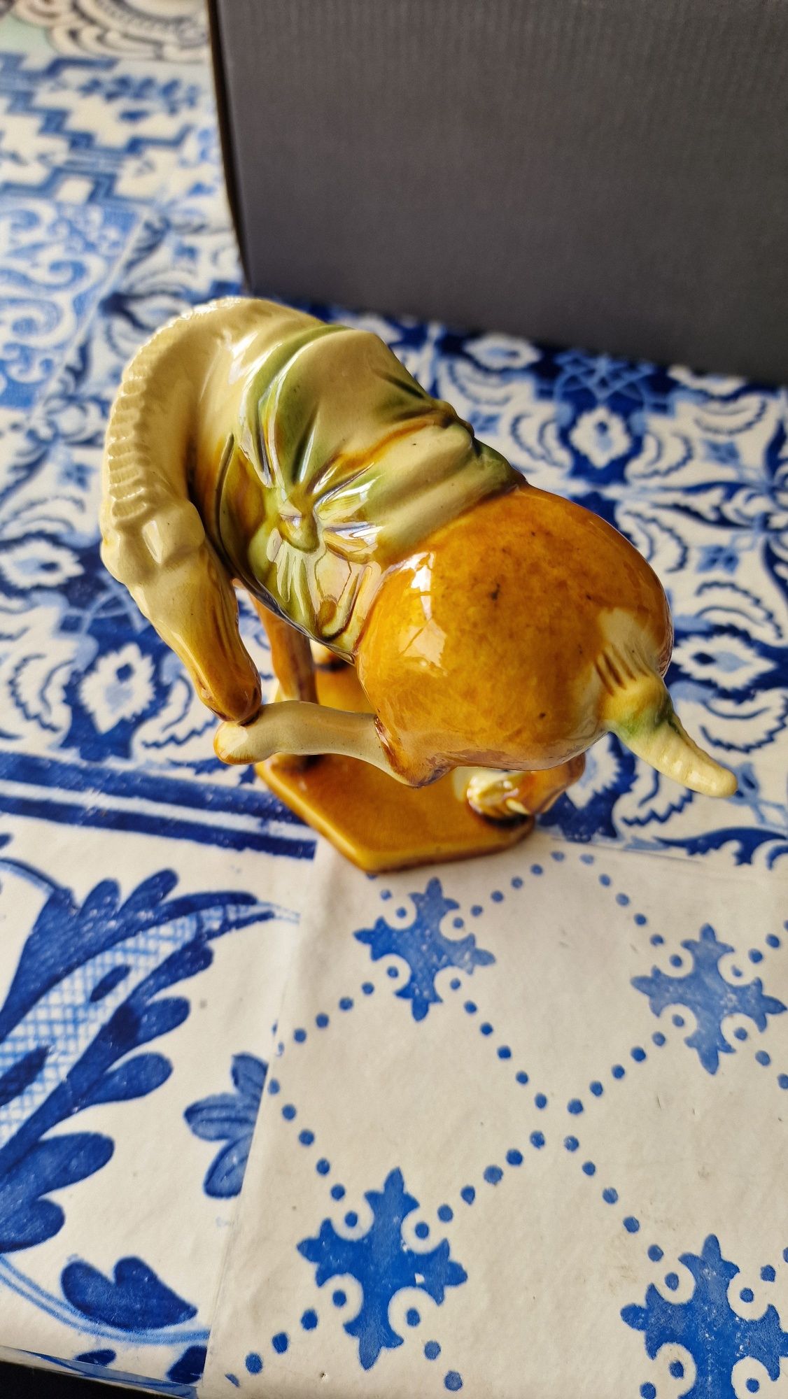 Cavalo chines em faiança