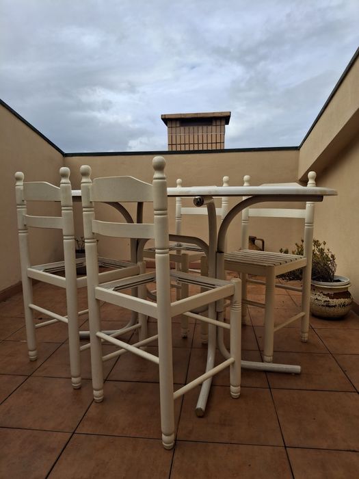 Conjunto de mesa e 4 cadeiras