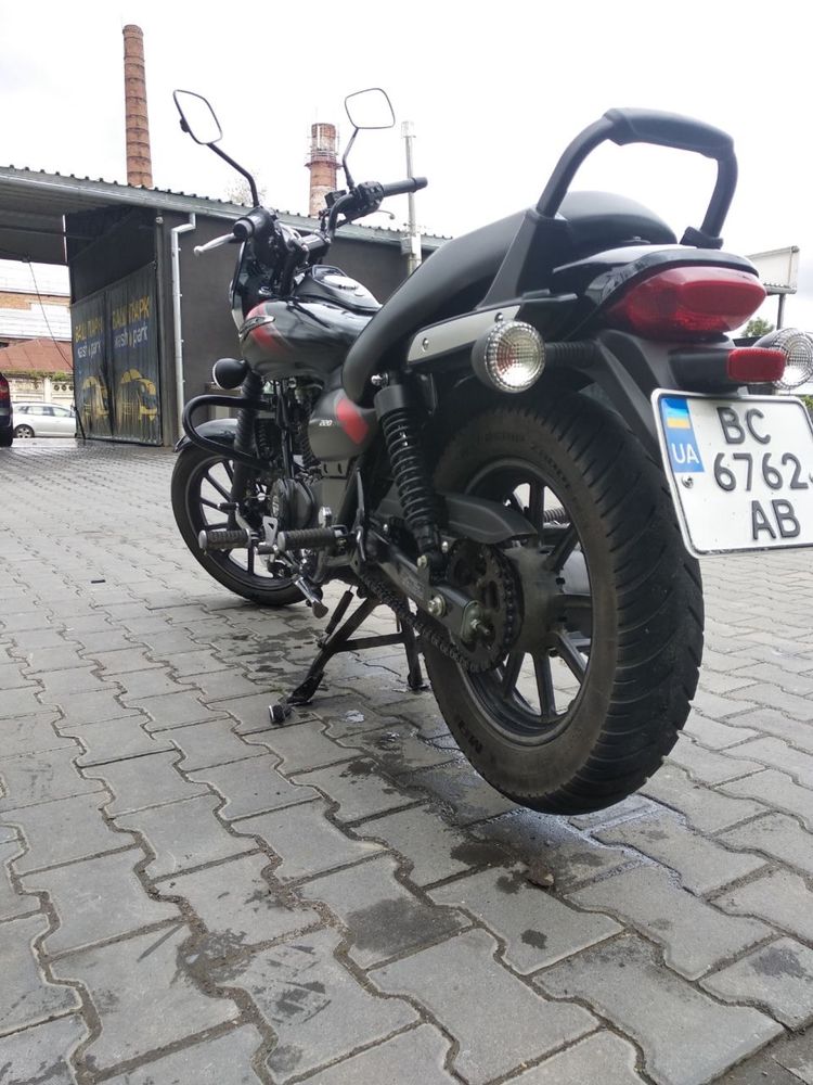 Bajaj avenger 220 street