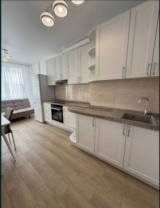 БЕЗ КОМІСІЇ Однокімнатна квартира зі світлим ремонтом і меблями.