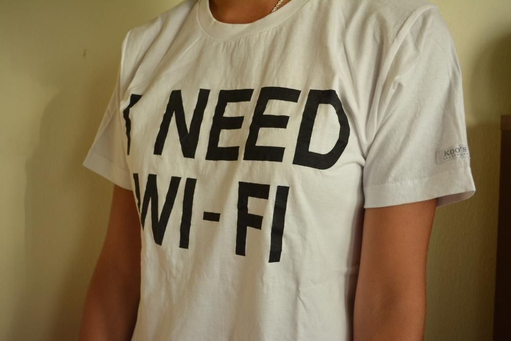 Tshirt "I Need Wifi" Print