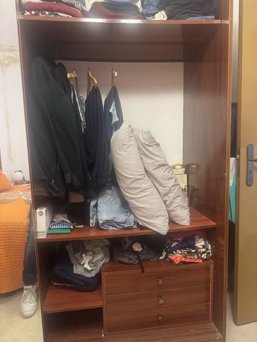 Vendo roupeiro, comoda e mesas de cabeceira
