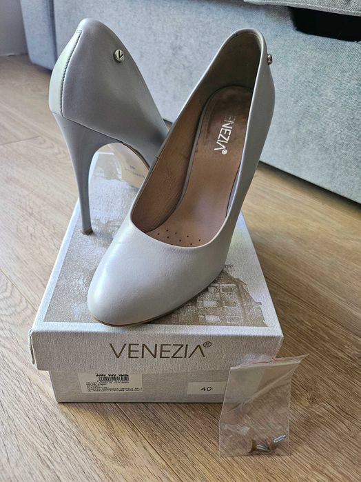 śliczne skórzane szare czółenka Venezia r. 40 szpilki 10,5 cm stan BDB