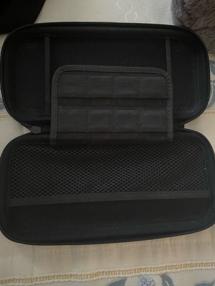 Nintendo Switch + 2 pares de comandos (extras) + 6 jogos
