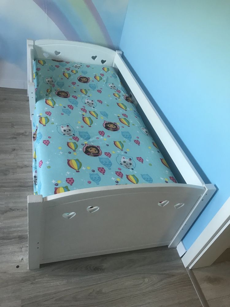 Łóżko białe z materacem