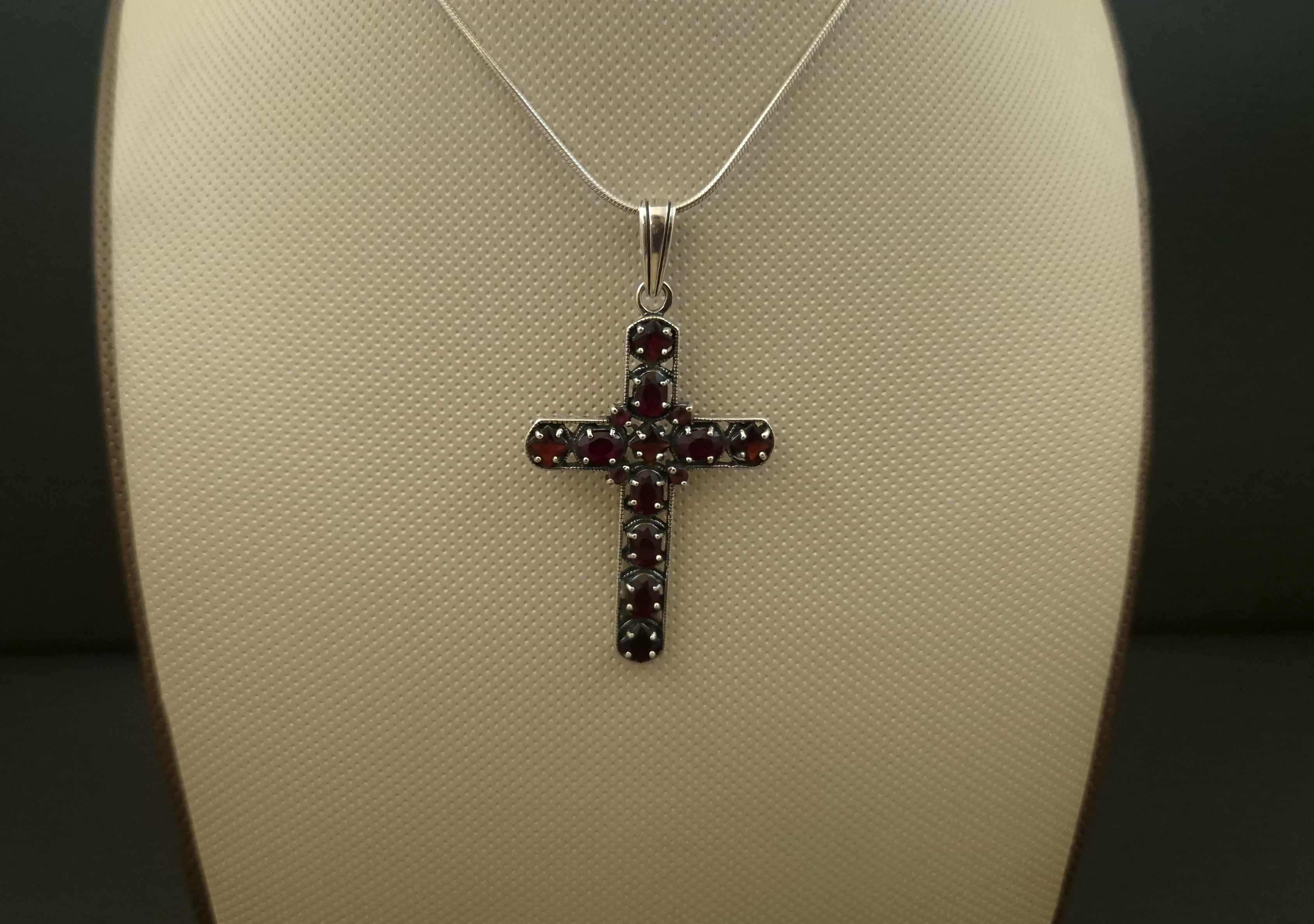 Piękny srebrny krzyżyk z rubinkami Ag925