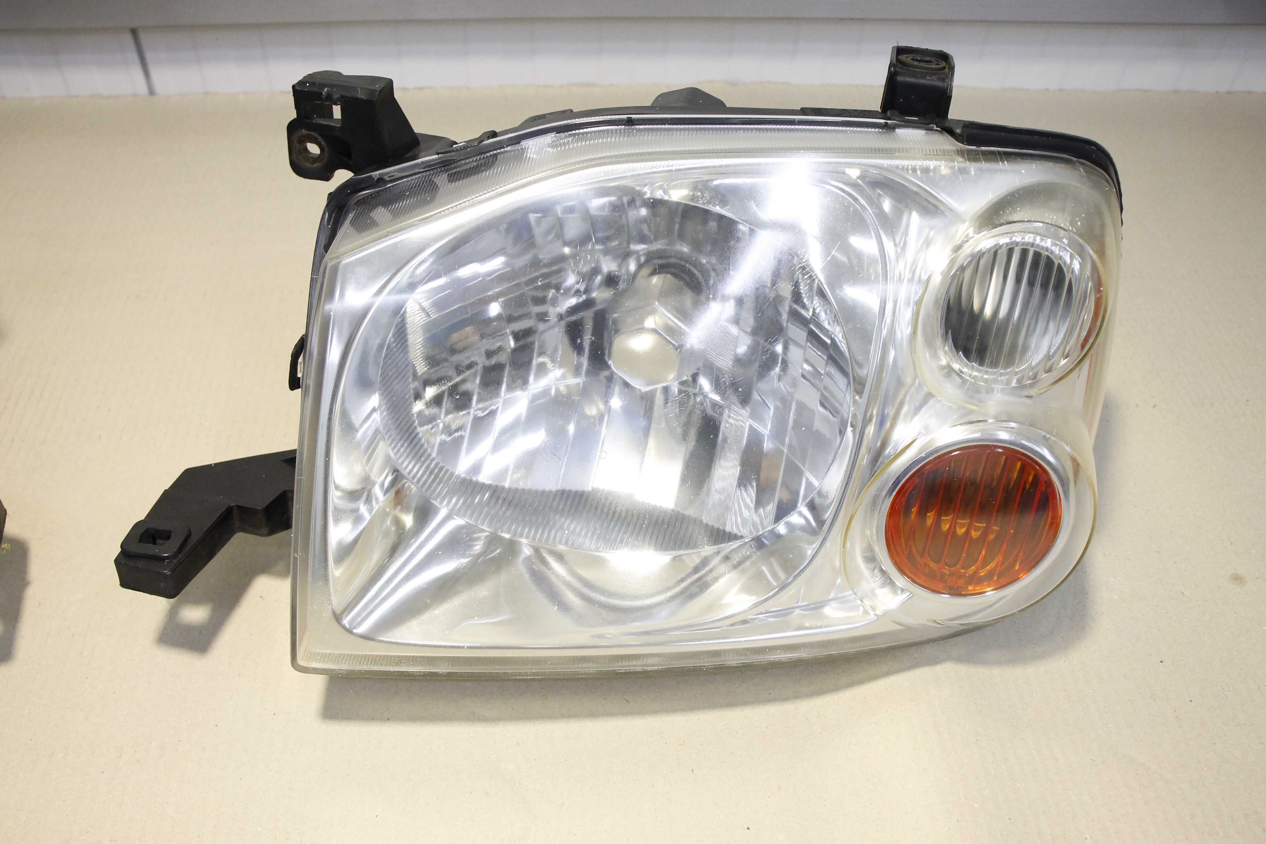 lampa przód przednia prawa lewa reflektor Nissan Navara D22 kpl lamp