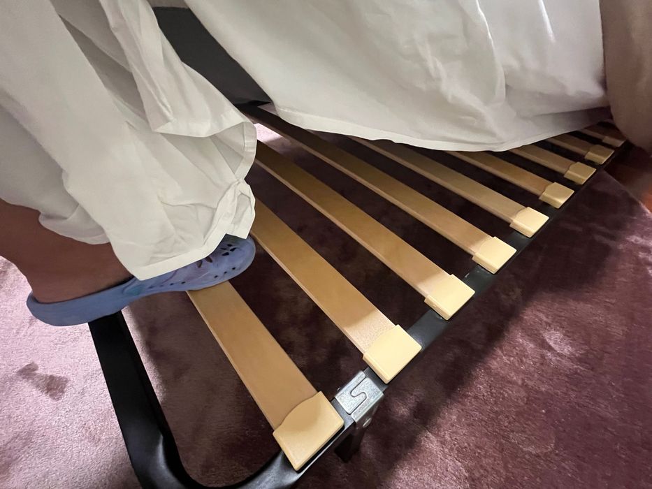 Estrado ikea com pés e com colchão 90x200