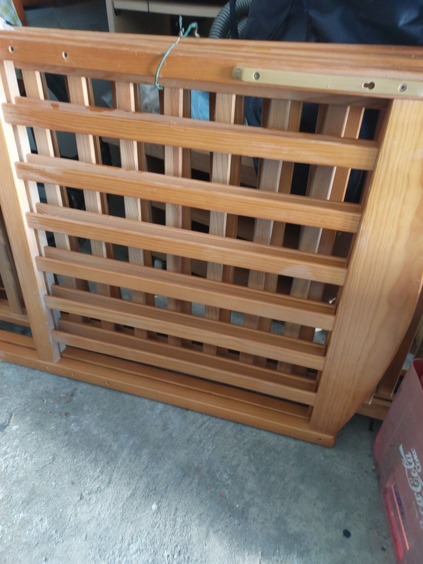 Cama para bebé de madeira