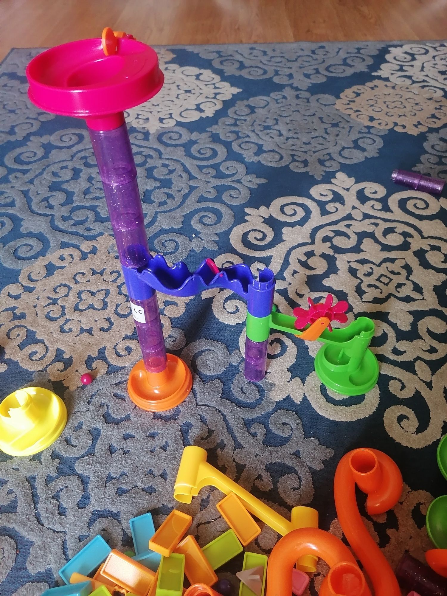 Brinquedo com peças de encaixar