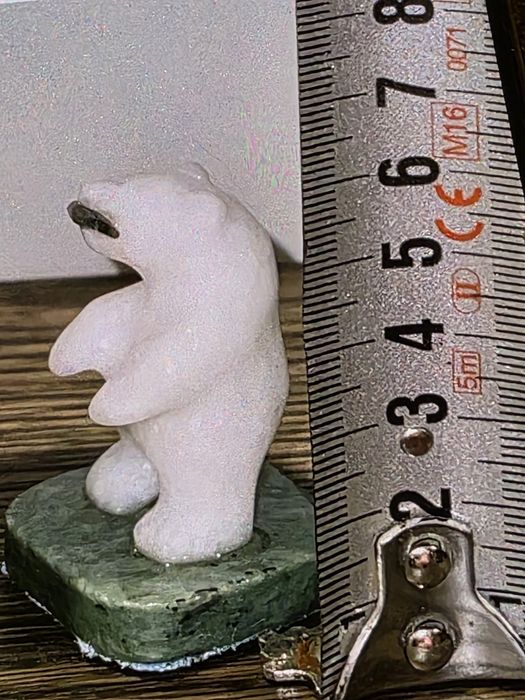 Мраморный медведь с нефритовыми элементами
