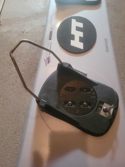 Deska snowboardowa zwiazaniami step-in i butami