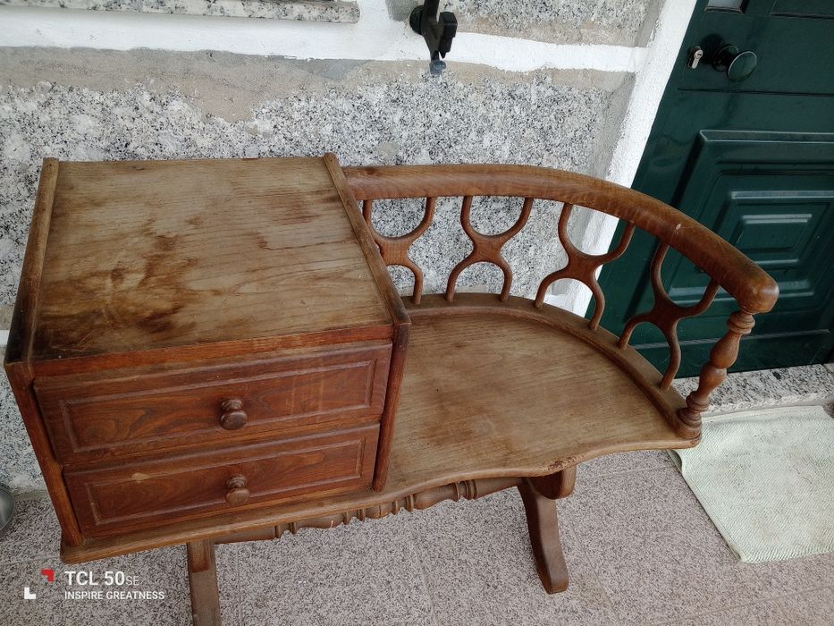 Banco de entrada vintage a precisar de restauro.