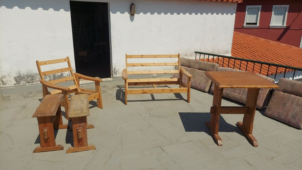 Conjunto de sofás em pinho maciço