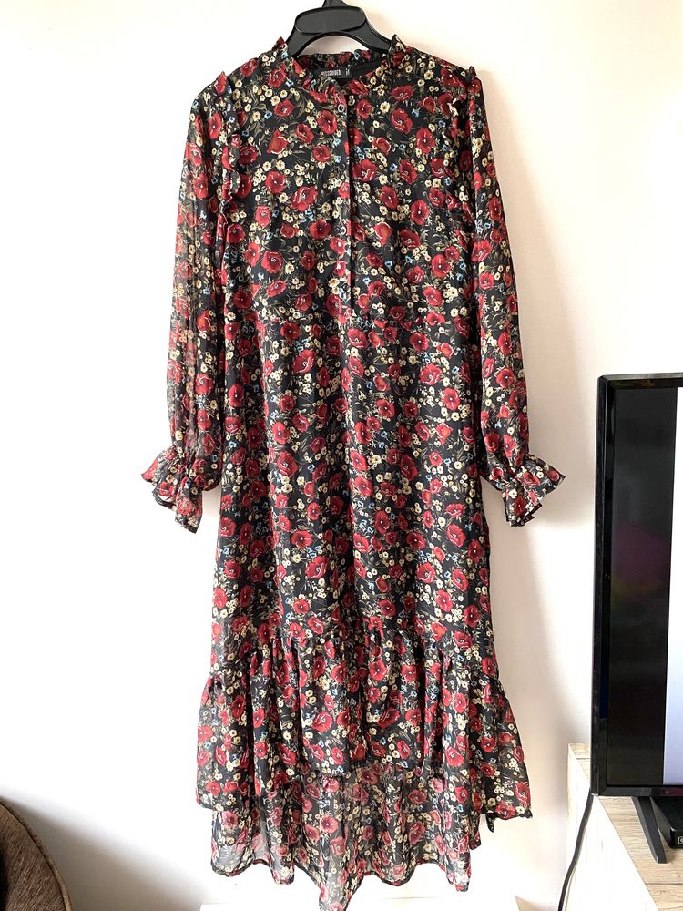 Długa sukienka kwiaty midi falbany elegancka