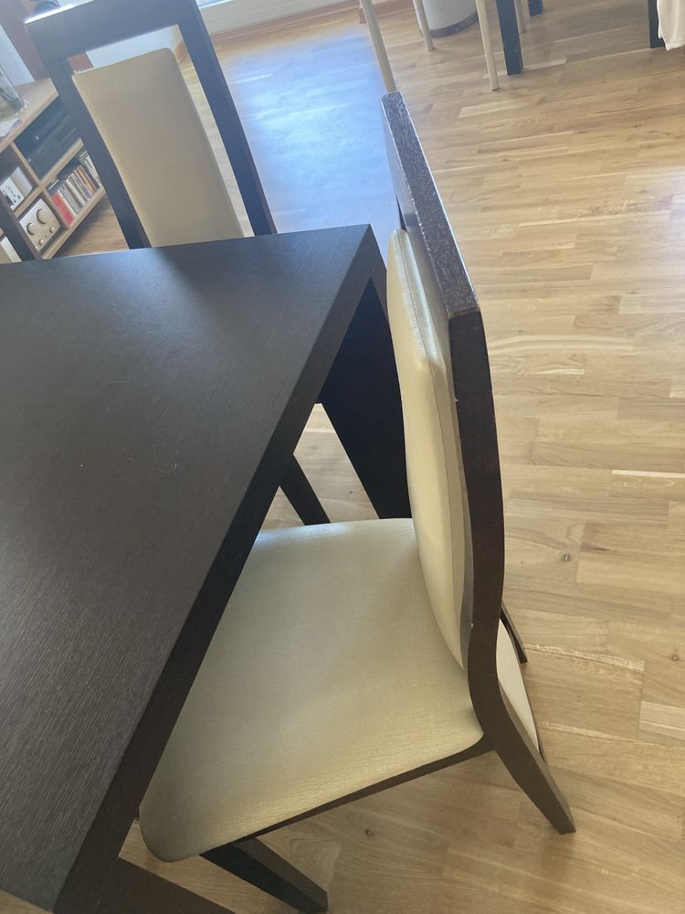 Stół firmy Paged