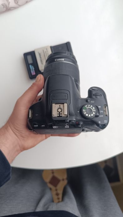 Máquina fotográfica Canon 700D com lente 18-55mm , 2 baterias e carreg