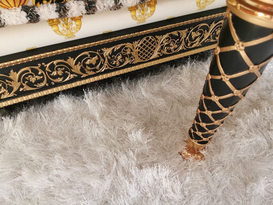 Okazja, luksusowa włoska sofa i stolik Versace