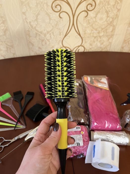 Все для парикмахера поичесок кисточки, расческа, браш, ножницы