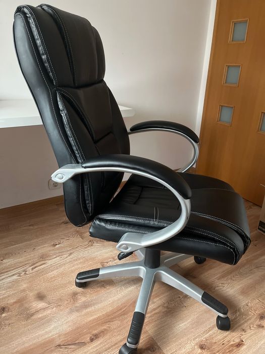 Fotel biurowy czarny, bardzo wygodny.