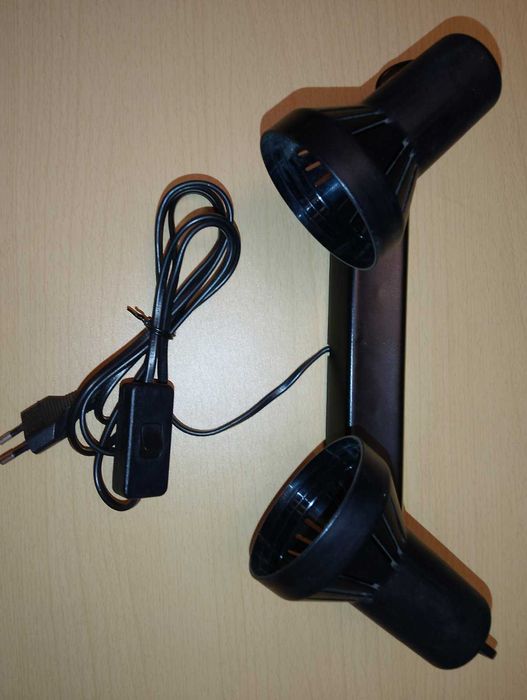 Светильник  направленный на две лампы . Люстра