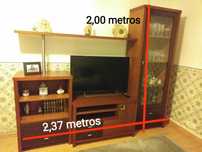 Móvel de televisão com aparador e mesa com cadeiras
